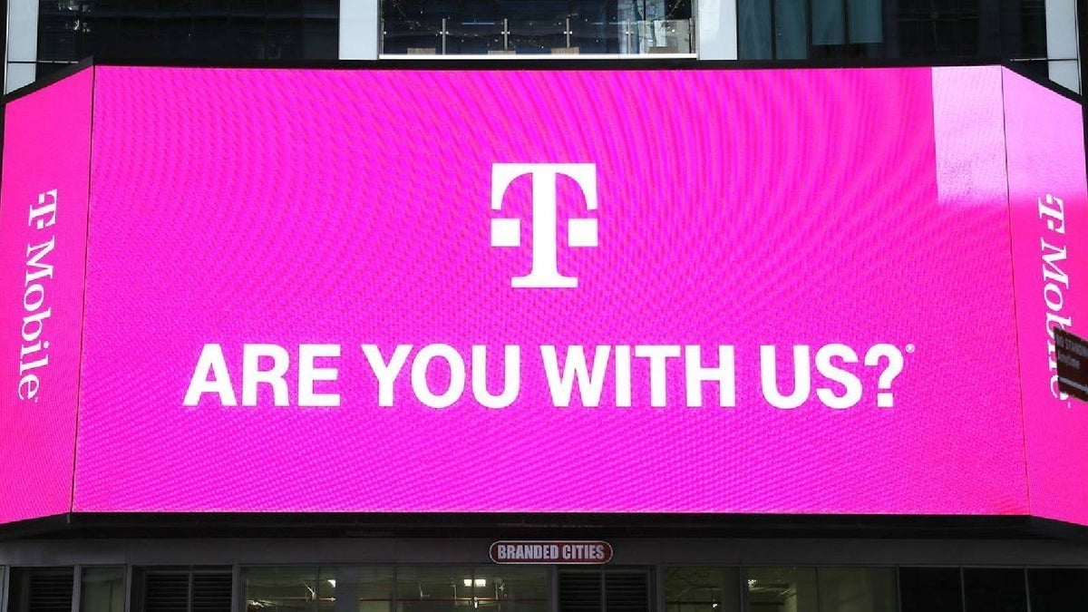 T-Mobile Rep afviser en kunde, der havde brug for en ny telefon