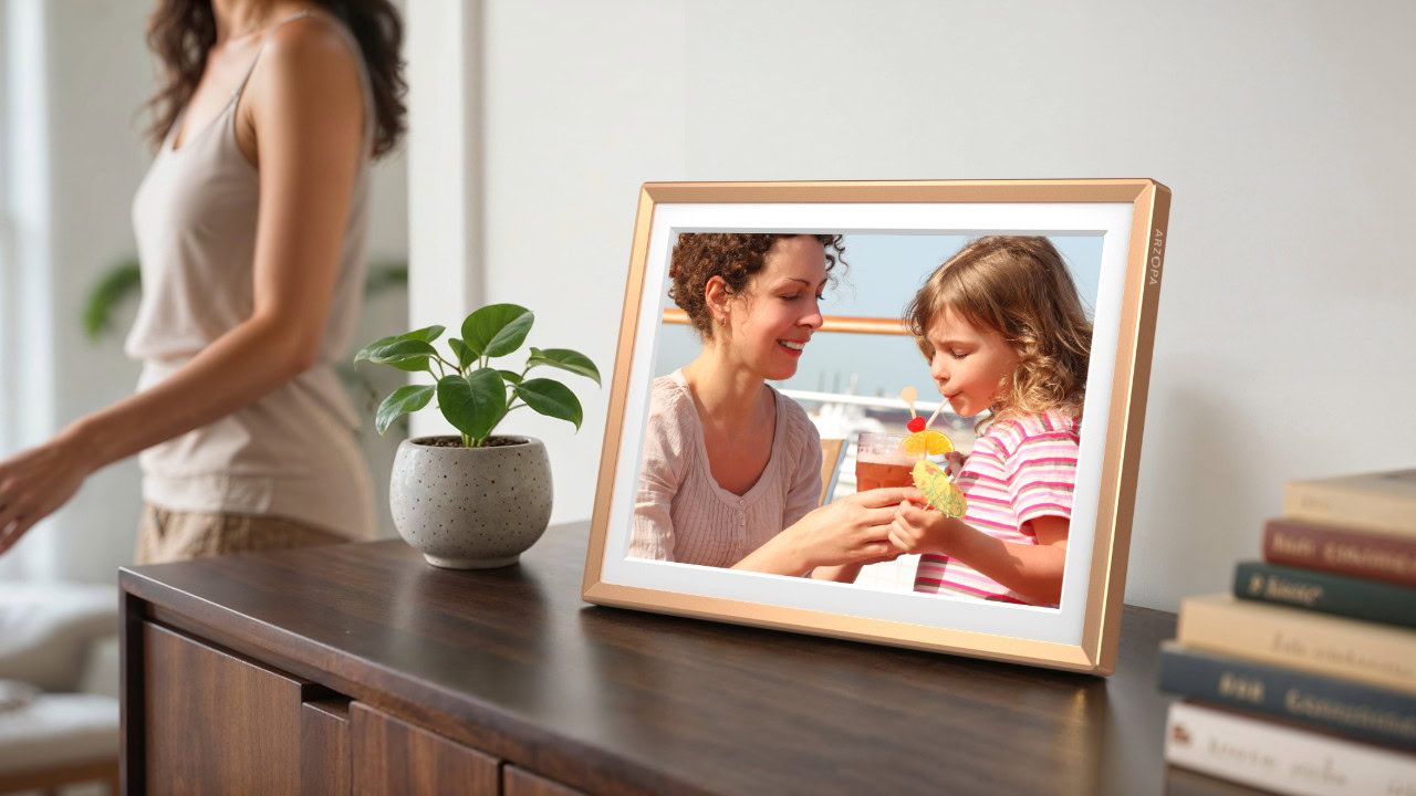 Spar på Arzopas prisvindende D14 digitale fotoramme, og bring dine minder til live